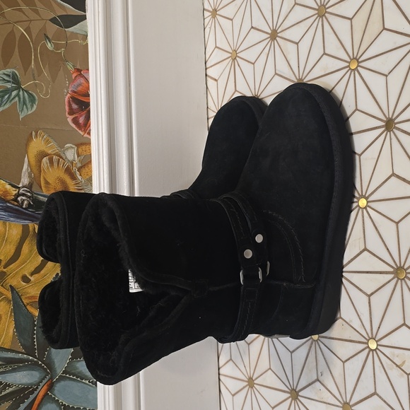 LIKE NEW UGG boots, size 5 kids - Picture 4 of 7